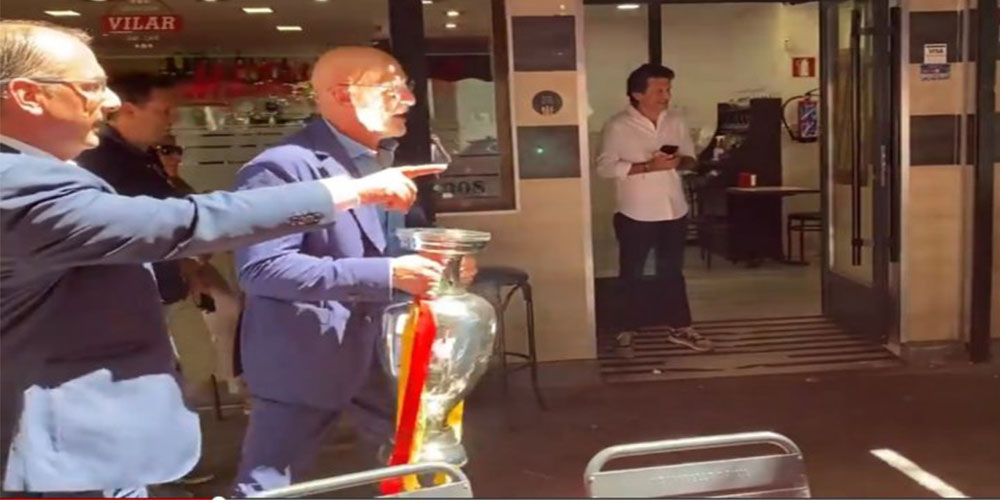 باورنکردنی: سرمربی جام را زیر بغل زد و به کافه رفت! - حاشیه های فوتبالی باورنکردنی: سرمربی جام را زیر بغل زد و به کافه رفت!