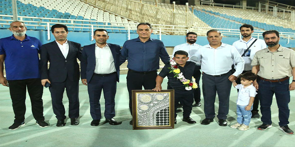 تقدیر از بیت سیاح در ورزشگاه غدیر - حاشیه های فوتبالی تقدیر از بیت سیاح در ورزشگاه غدیر