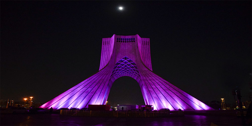 پرچم بنفش از برج آزادی آویخته شد! - حاشیه های فوتبالی پرچم بنفش از برج آزادی آویخته شد!