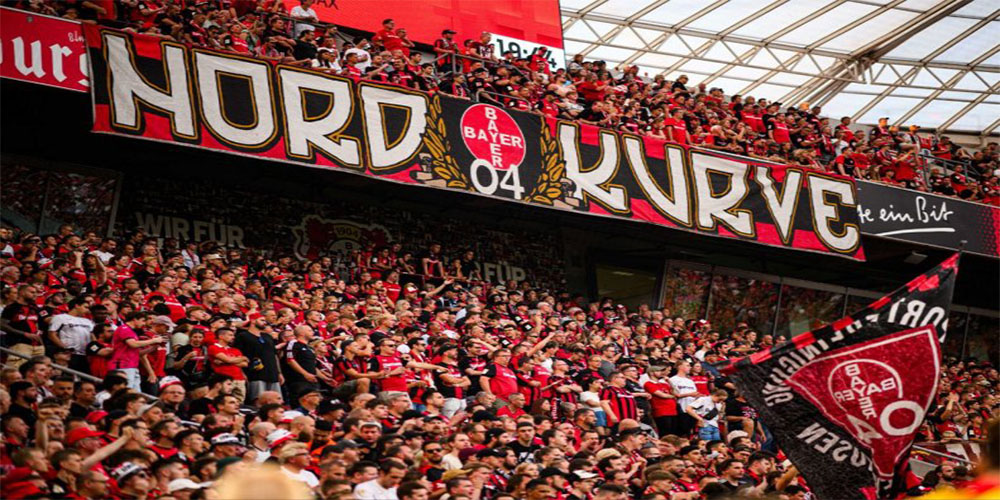 یک دقیقه سکوت در لورکوزن برای مربی فقید (عکس) - حاشیه های فوتبالی یک دقیقه سکوت در لورکوزن برای مربی فقید (عکس)