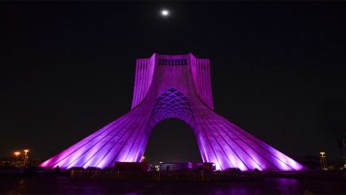 پرچم بنفش از برج آزادی آویخته شد!