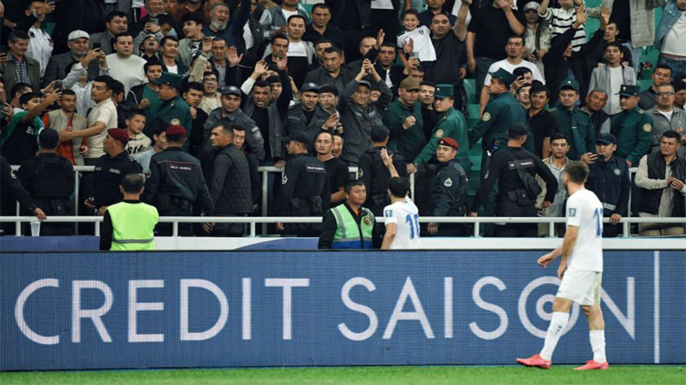 درگیری جنجالی ستاره استقلال با هواداران ازبک - حاشیه های فوتبالی درگیری جنجالی ستاره استقلال با هواداران ازبک