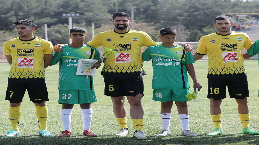 سپاهان و ذوبآهن در کنار کودکان کار (عکس) - حاشیه های فوتبالی سپاهان و ذوبآهن در کنار کودکان کار (عکس)