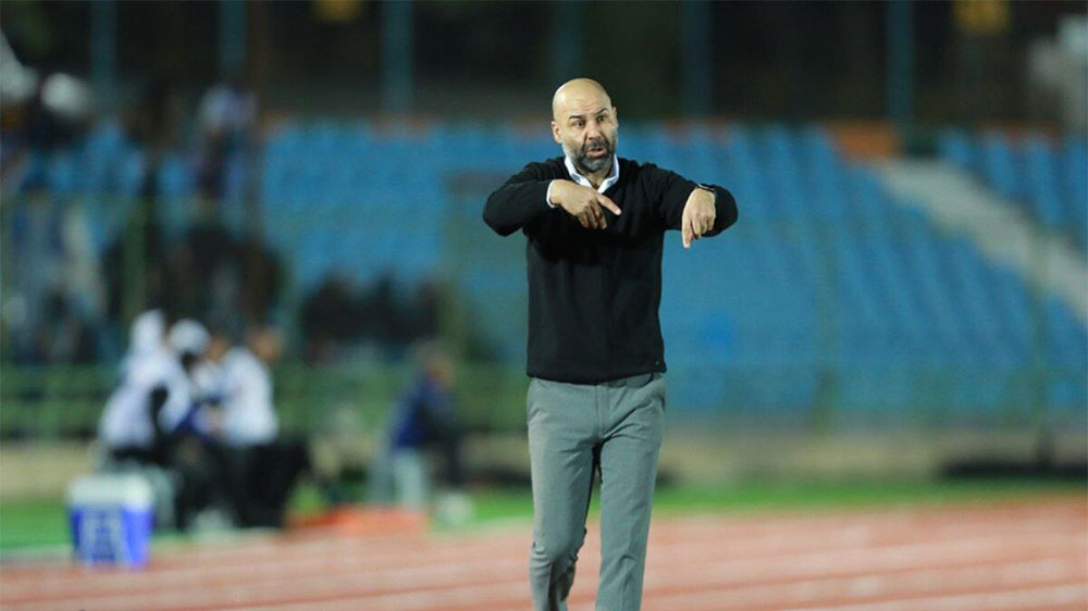 لحظه نزدیک به شکستن گردن مربی ذوبآهن! (عکس) - حاشیه های فوتبالی لحظه نزدیک به شکستن گردن مربی ذوبآهن! (عکس)