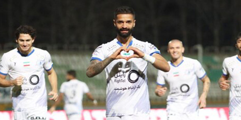 مدافع استقلال قرمزپوش شد - حاشیه های فوتبالی مدافع استقلال قرمزپوش شد