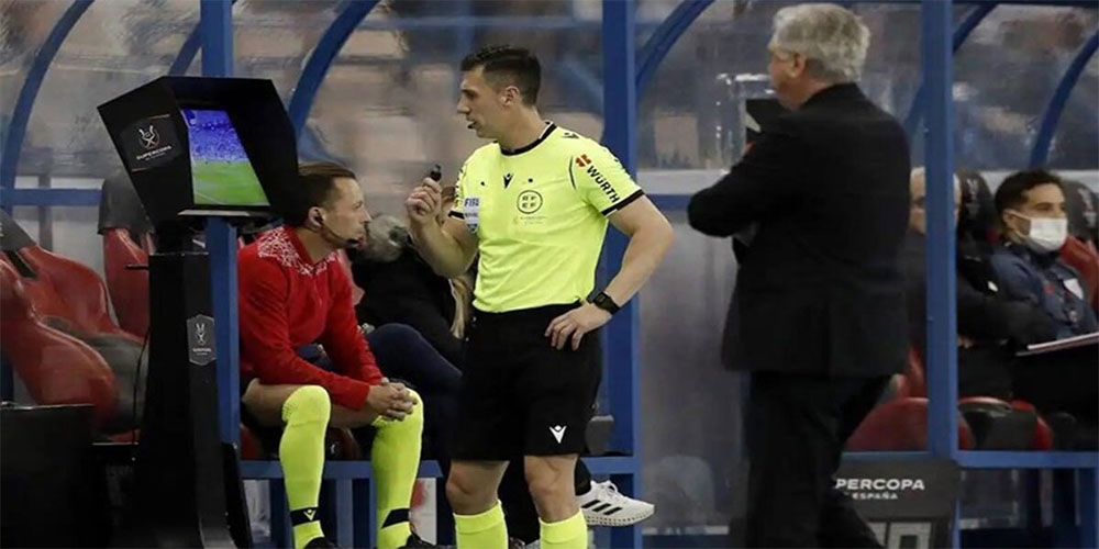 انقلاب در داوری فوتبال: جایگزین ویایآر در راه است - حاشیه های فوتبالی انقلاب در داوری فوتبال: جایگزین ویایآر در راه است