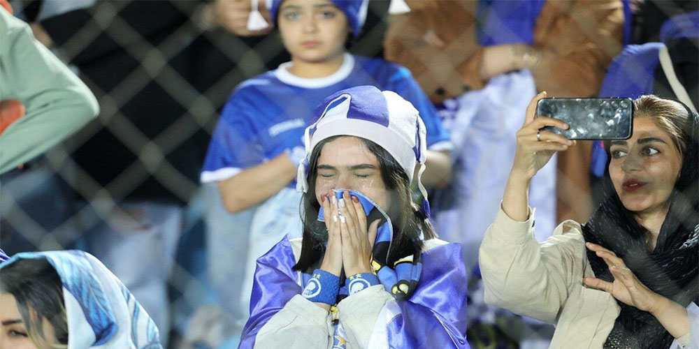 باخت استقلال اشک هواداران زن را درآورد (عکس) - حاشیه های فوتبالی باخت استقلال اشک هواداران زن را درآورد (عکس)