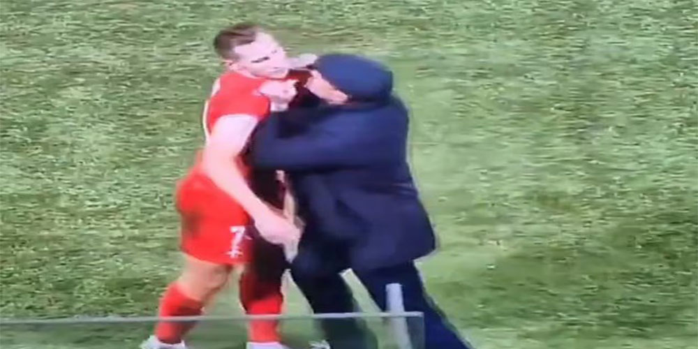 جنجال در ایتالیا: تنبیه بازیکن اخراجی کنار زمین! (عکس) - حاشیه های فوتبالی جنجال در ایتالیا: تنبیه بازیکن اخراجی کنار زمین! (عکس)