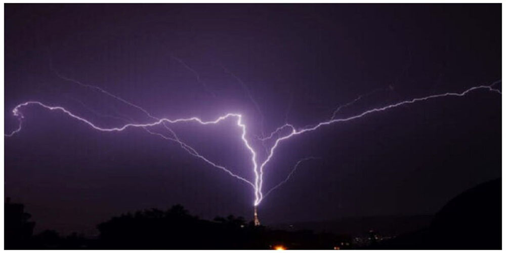 مرگ هولناک در زمین فوتبال با برخورد صاعقه - حاشیه های فوتبالی مرگ هولناک در زمین فوتبال با برخورد صاعقه