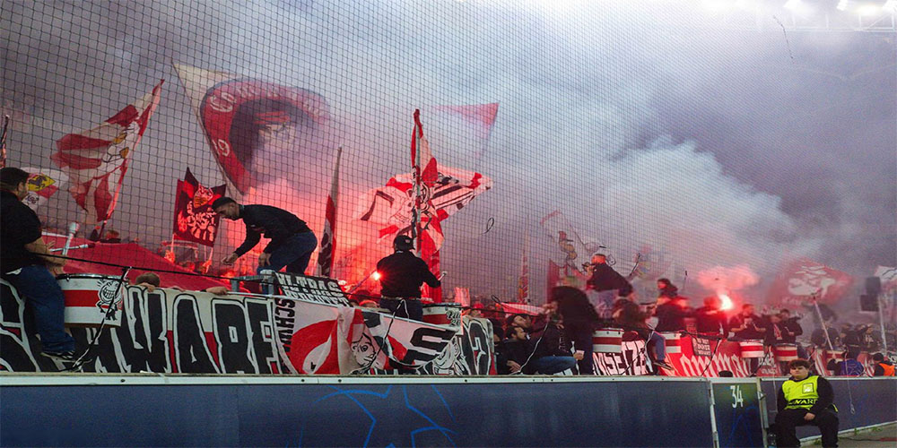 یک توپ جمعکن قربانی آتشبازی هواداران اشتوتگارت - حاشیه های فوتبالی یک توپ جمعکن قربانی آتشبازی هواداران اشتوتگارت!