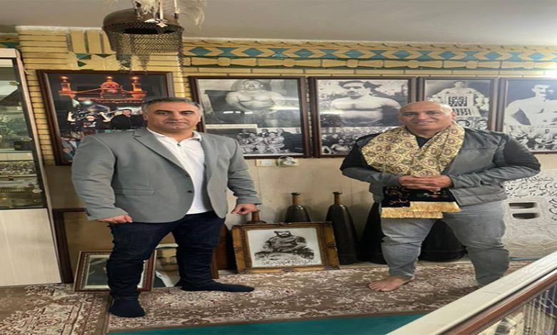 سرمربی سابق استقلال شال پهلوانی گرفت
