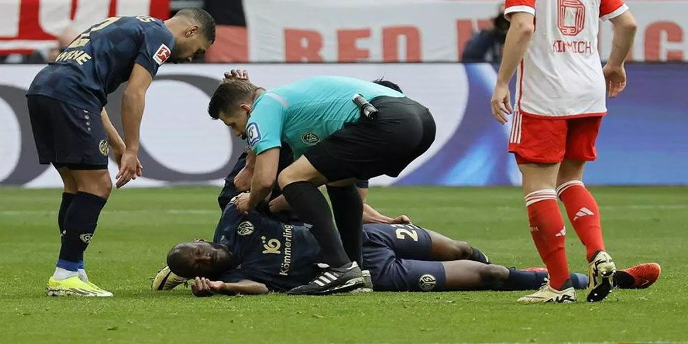 وقتی داور جان هوادار را نجات می دهد/ احیا روی سکوها مهمتر از سوت درون مستطیل سبز - حاشیه های فوتبالی وقتی داور جان هوادار را نجات می دهد/ احیا روی سکوها مهمتر از سوت درون مستطیل سبز