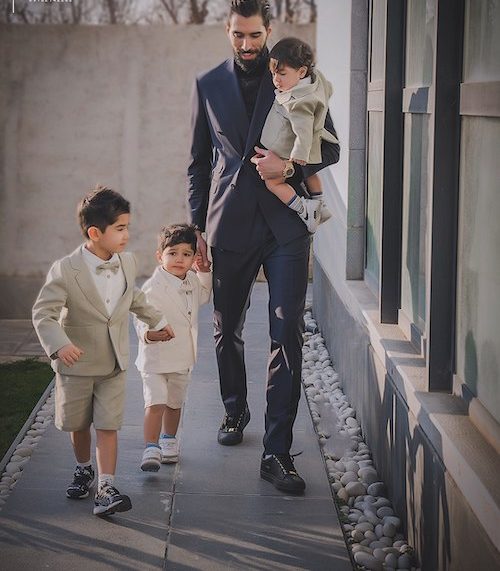 عکس سید محمد موسوی و فرزندانش