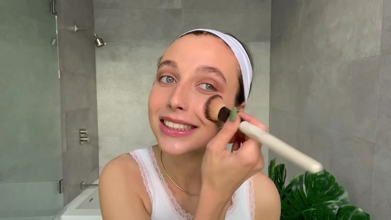 Emma Chamberlain بلاگر و یوتیوبر