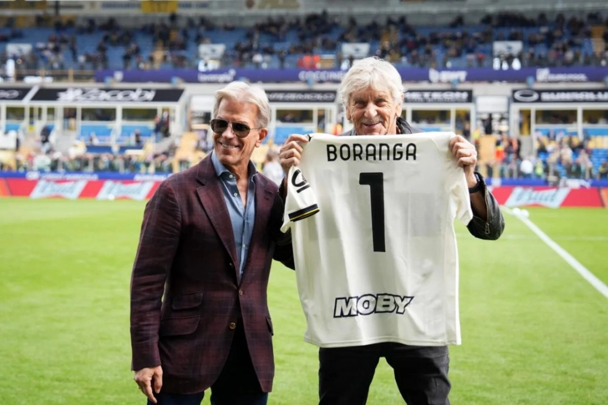 بازگشت فوتبالیست ۸۲ ساله به زمین بازی بازگشت فوتبالیست ۸۲ ساله به زمین بازی