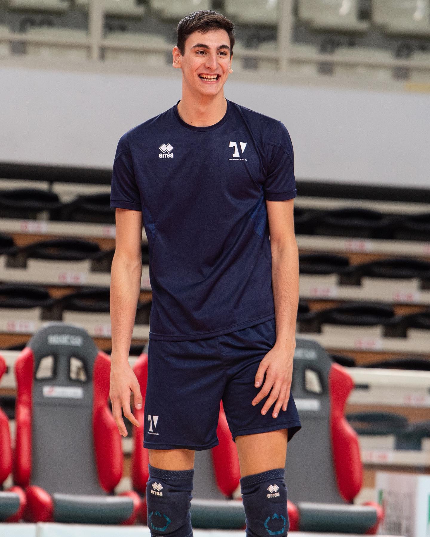 والپیپر الساندرو میکیلتو والیبالی 2025