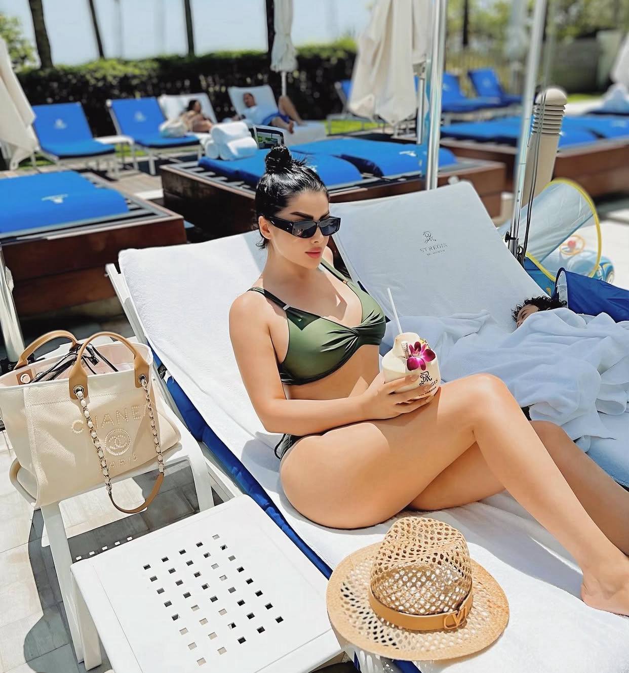 عکس دنیا جهانبخت در استخر