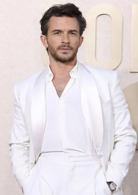 جاناتان بیلی جذاب ترین مرد سال پیپل