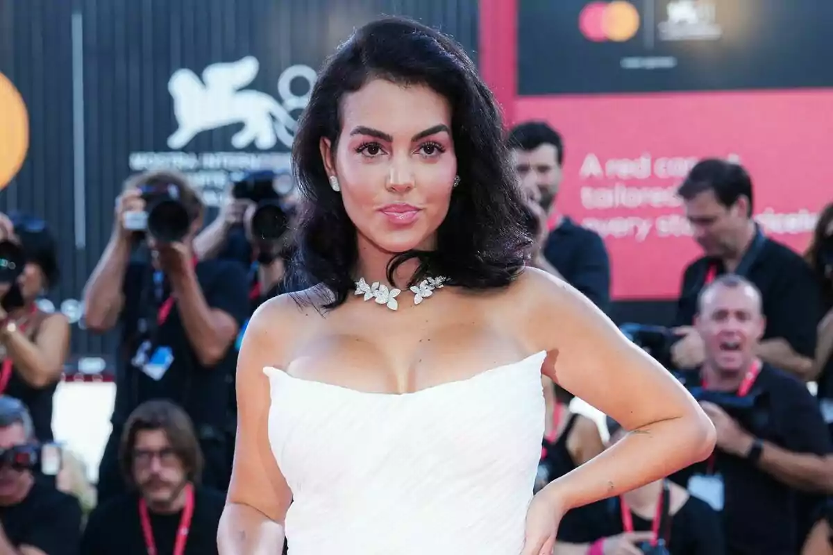 جورجینا لخت