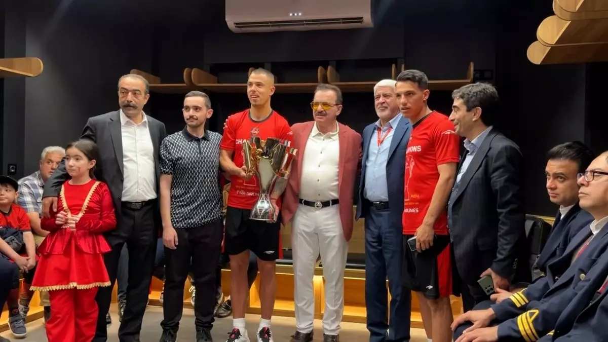 والپیپر محمد رضا زنوزی فوتبالی 2025