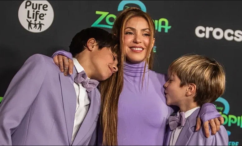 میلان و ساشا همراه شکیرا روی صحنه میلان و ساشا همراه شکیرا روی صحنه